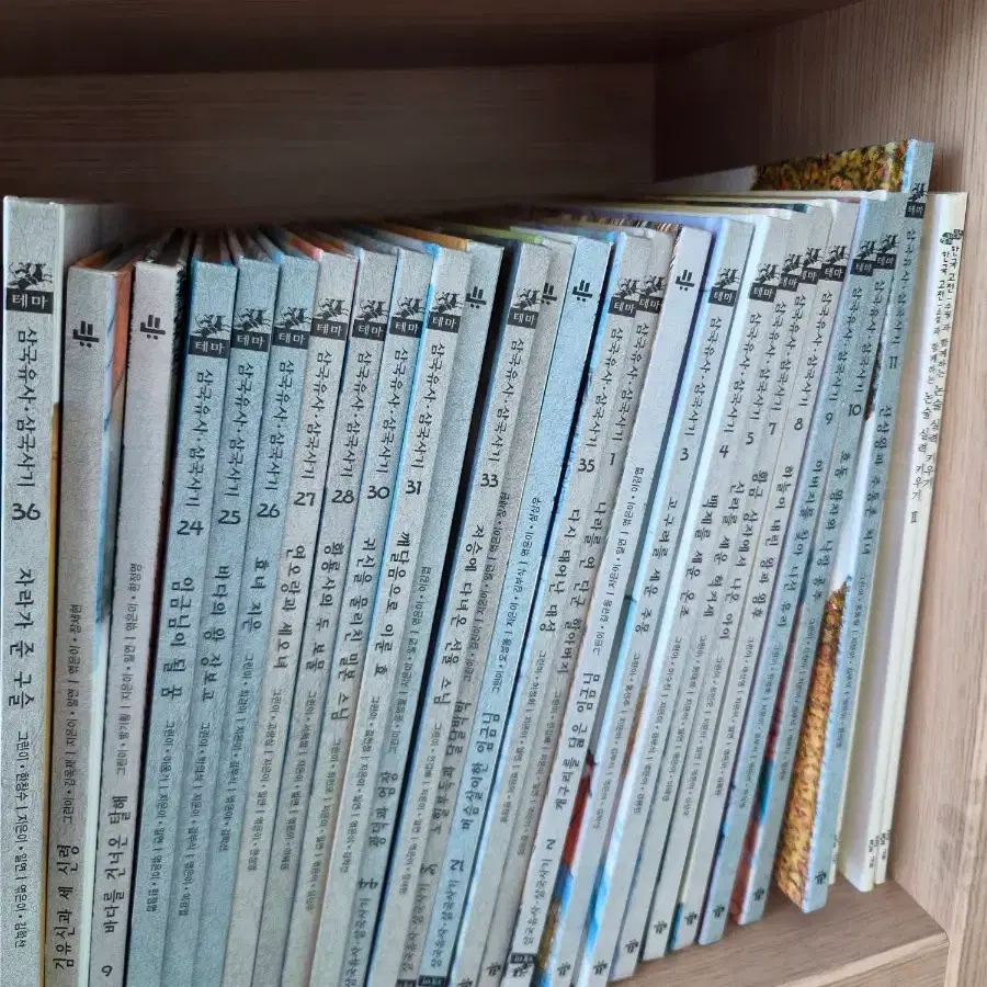 교원 삼국유사.삼국사기총50권(1권 분실)  +별책 2권저희 아이가 자주봤던 책이에요제가 책을 아끼는 편이라 깨끗하게 봤어요이제 커버려서 다른 책으로 바꾸어주려고 내놓아요