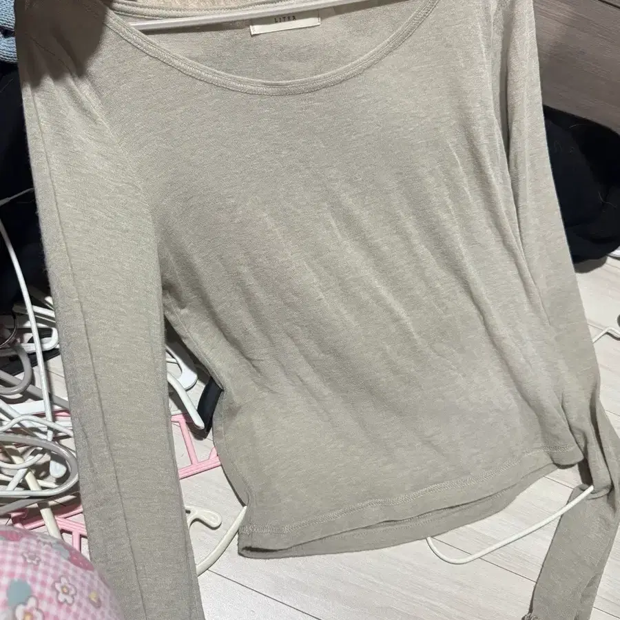 리터서울 긴팔 하늘하늘 여리핏 베이지색 티셔츠