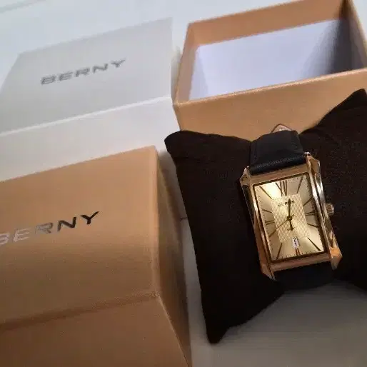 버니(Berny) 사각 쿼츠 시계