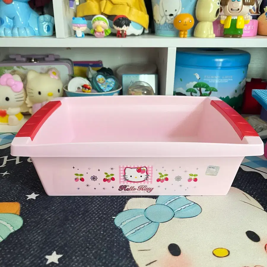 고전 헬로키티 바스켓 중