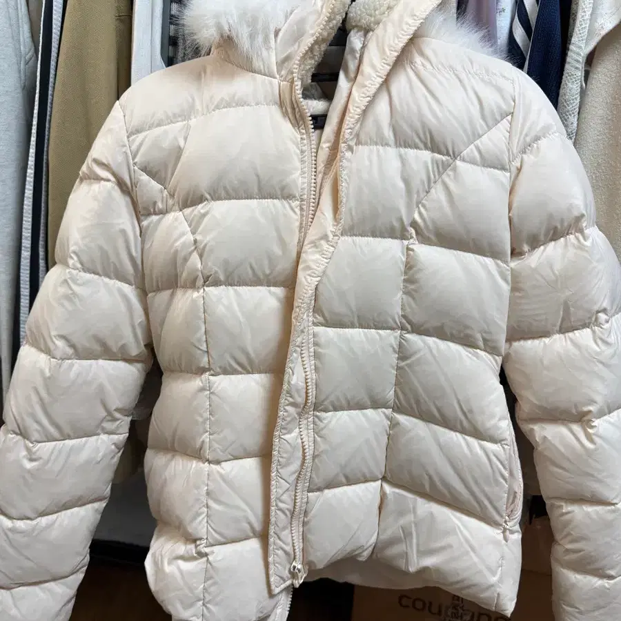 패딩 점퍼 아이보리색 퍼 후드
