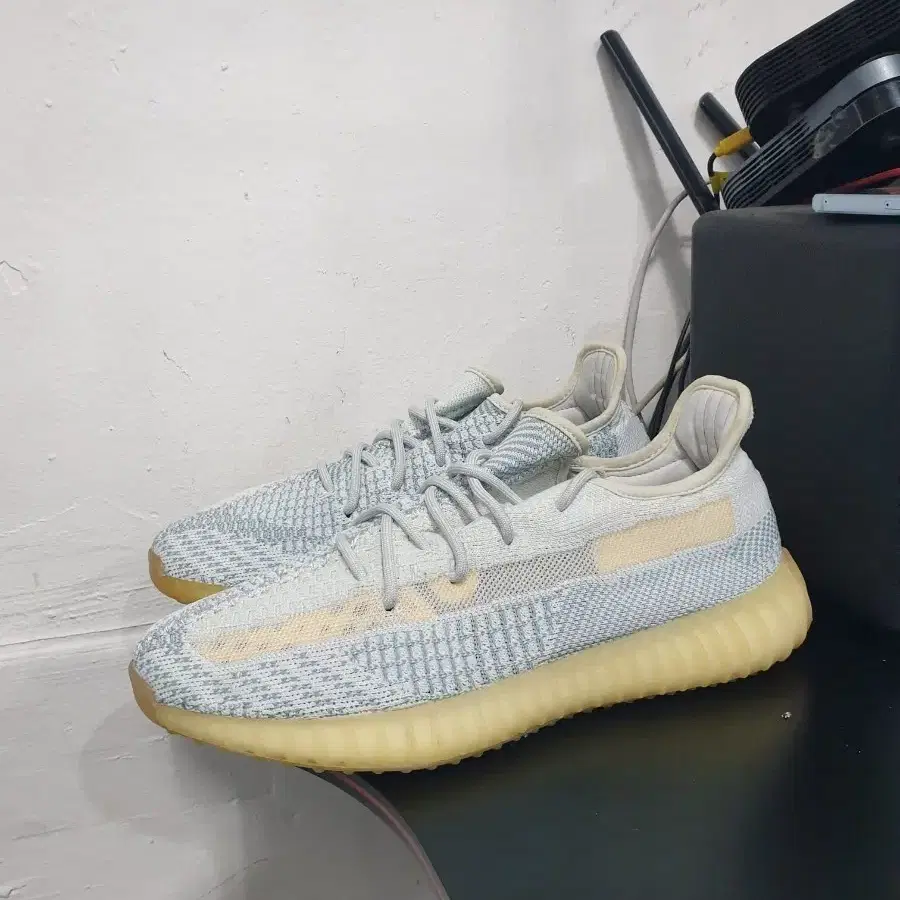 아디다스 이지부스트 350 V2 블루틴 270
