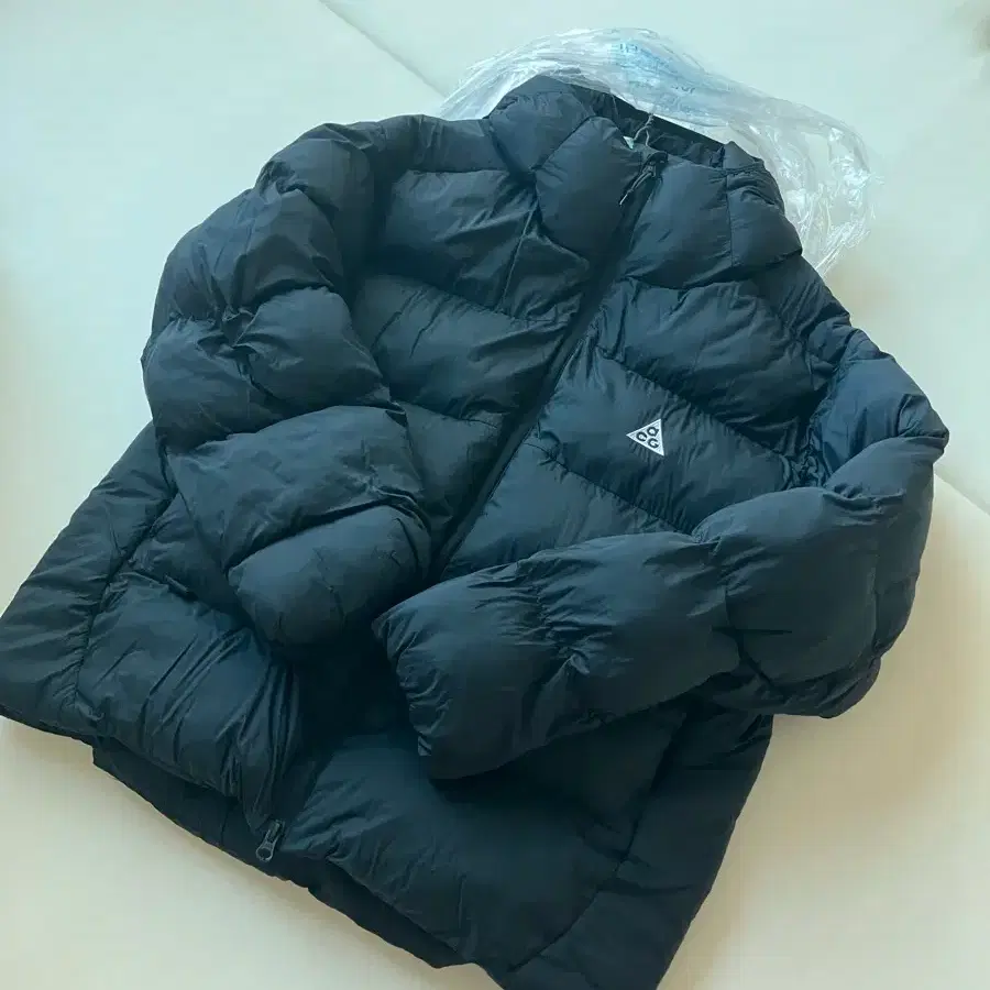 나이키 acg 패딩 m 사이즈 남성용