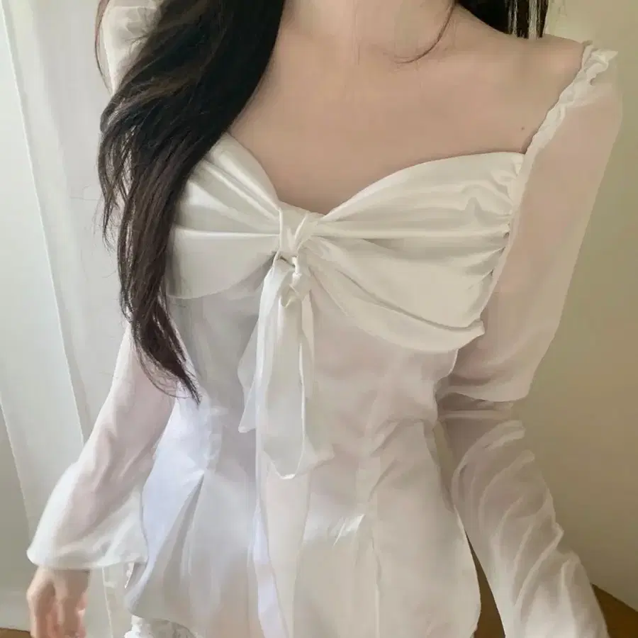 Hilda 힐다x고희 스완 블라우스