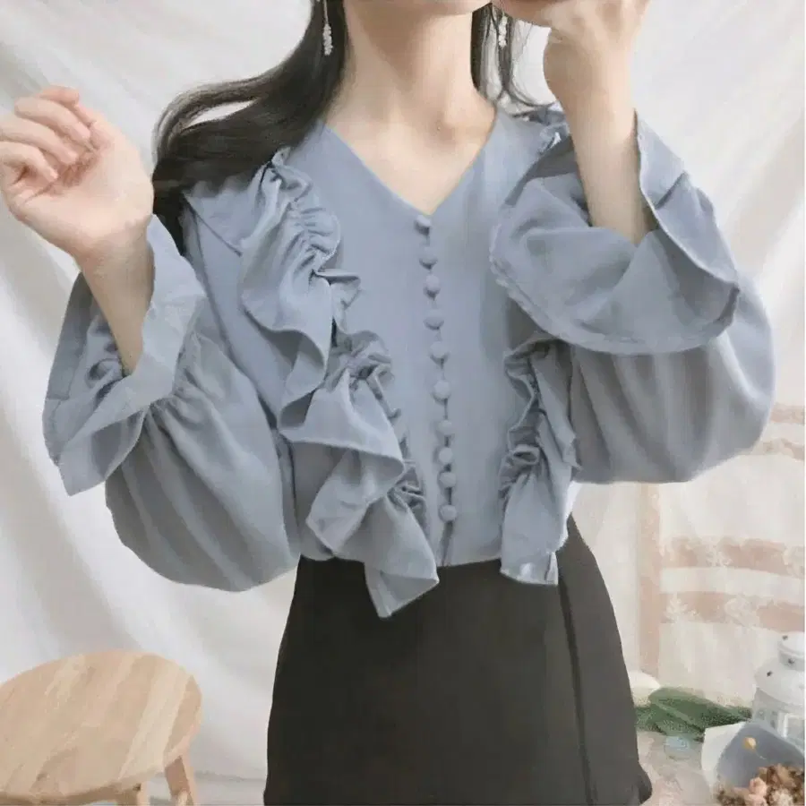 임블리 프릴 블라우스