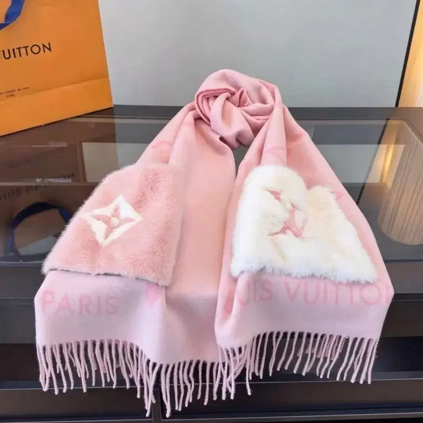 LV Cold Reykjavik 핑크 밍크 캐시미어 스카프 M92569