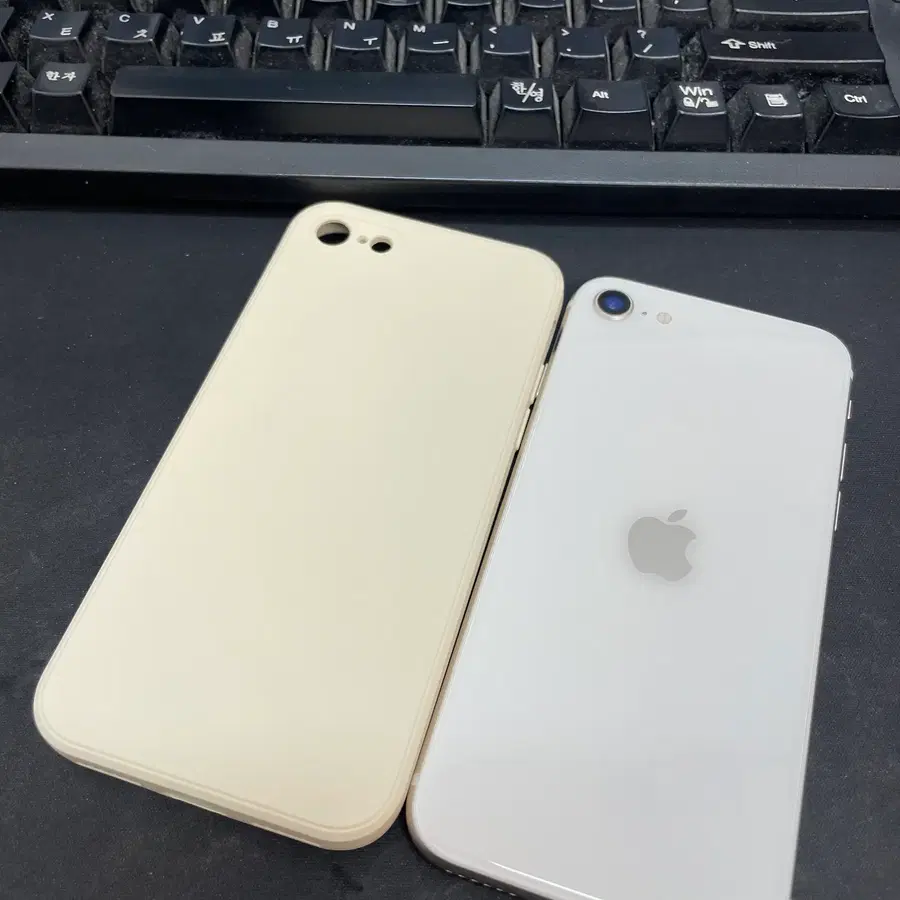 아이폰SE3 화이트 해외판 64GB 배터리100% 상태좋은 중고29만팝니다.