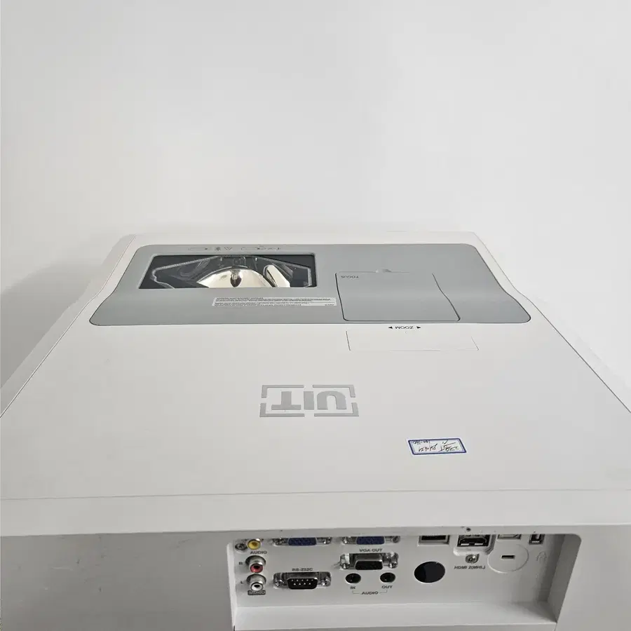 UIT UST420UL 4200안시 WUXGA 단초점 빔프로젝터