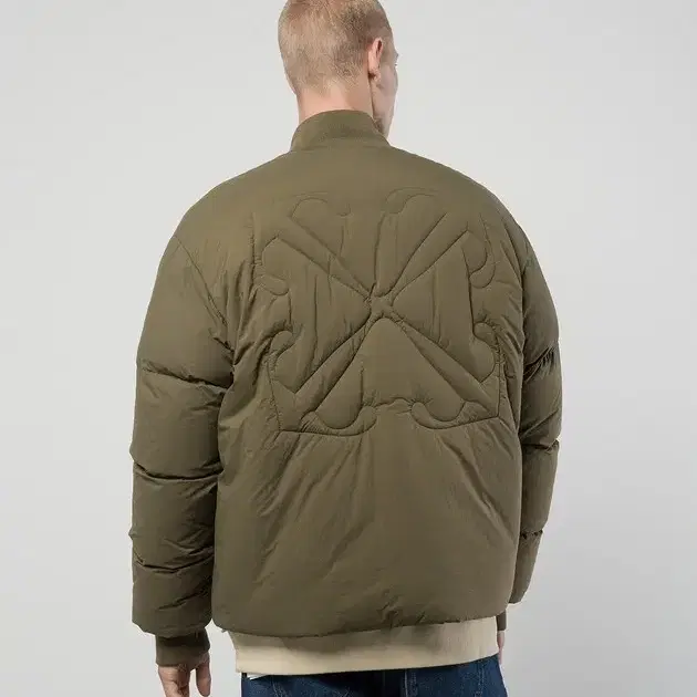 오프화이트(Off-White) 애로우 퀼팅 경량 푸퍼 패딩