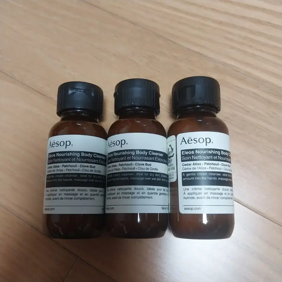 새상품 [이솝] 엘리오싱 너리시 바디클렌져 50ml  3개새상품 여행용  50ml  3개 입니다.