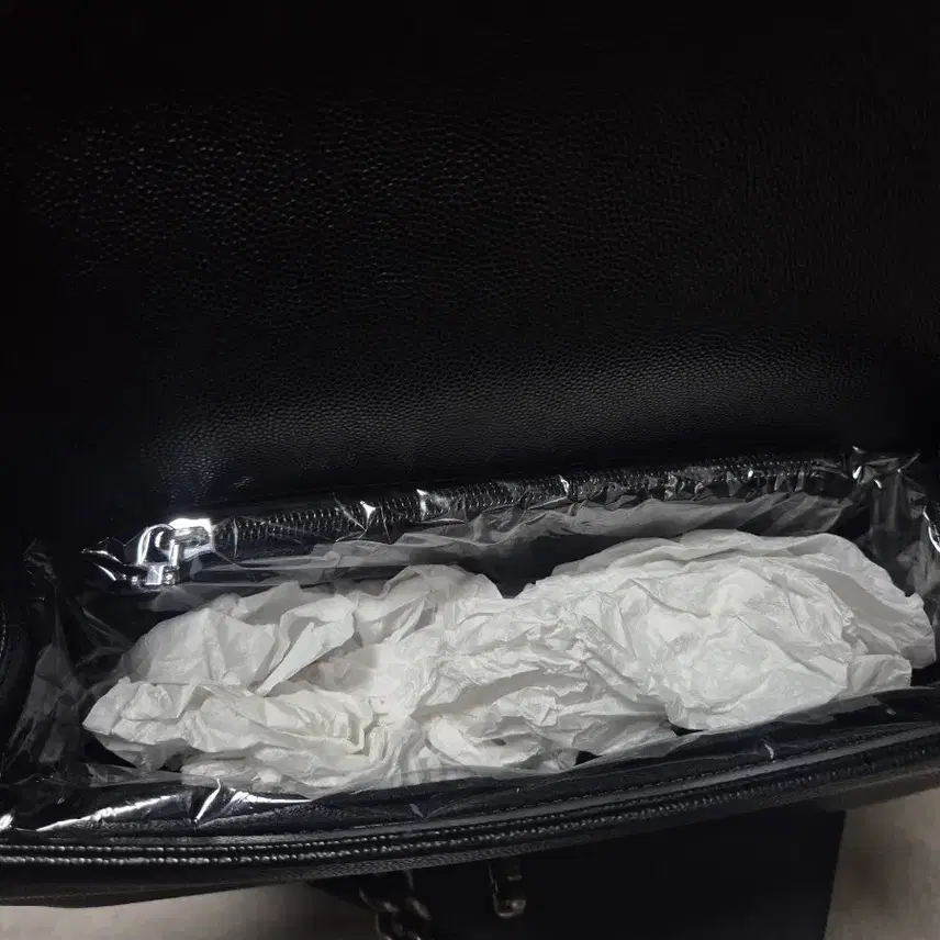 샤넬 캐비어 보이백 미듐 은장 체인 숄더백 블랙 사진 5