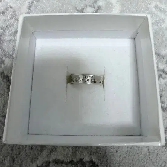 마르지엘라 로고링 반지
