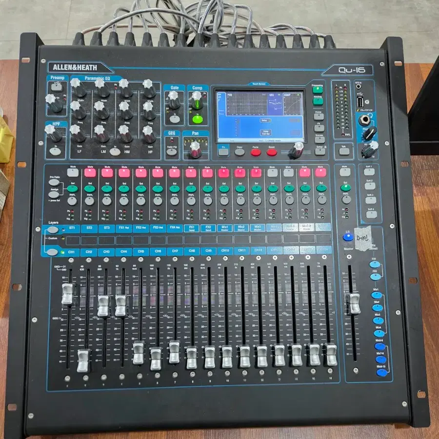 Allen & Heath QU-16 믹싱 콘솔
