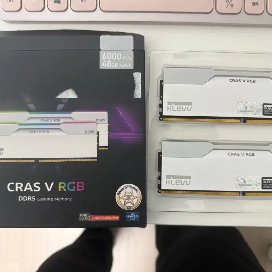 KLEVV DDR5-6000, CL30 CRAS V RGB 48GB(24x2) 화이트 판매 및 교환
