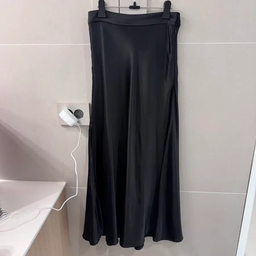블랙 새틴 롱스커트