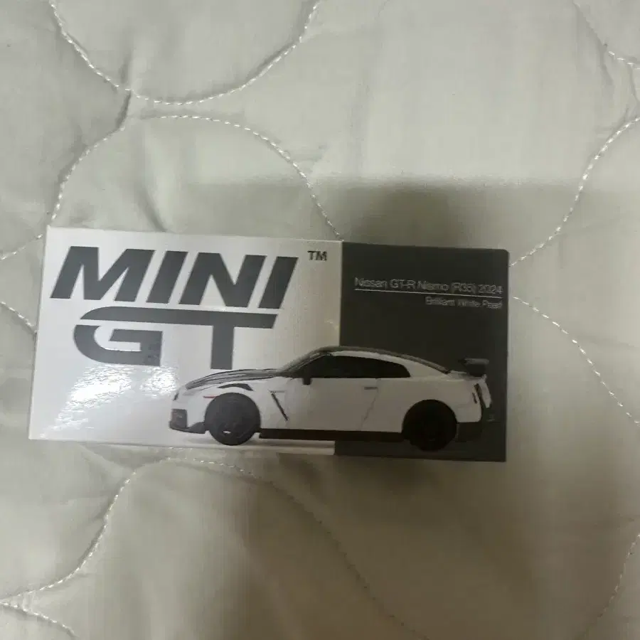 미니지티 닛산 GT-R 니즈모 2004 브릴리언트 화이트 펄