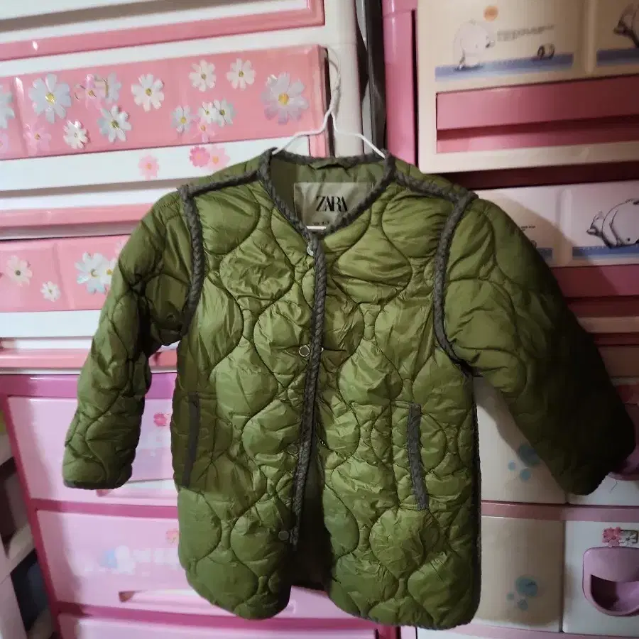 자라 퀼팅 패딩 자켓 카키120 센티?6~7세?색감이잘안나오네요편히입히실분