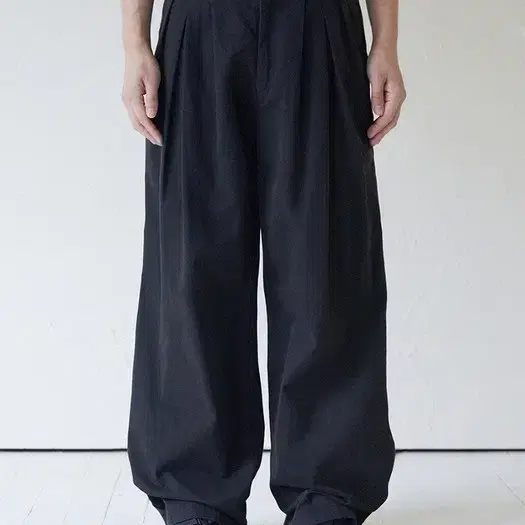주앙옴므 MAD PLEATS COTTON CHINO PANTS (CHARCOAL) M사이즈