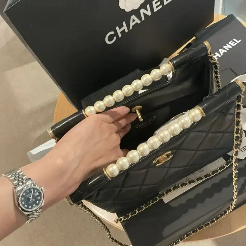 샤넬 CHANEL 2025 봄-여름 프리-컬렉션 컬렉션의 쇼핑백: AS5413 사진 6