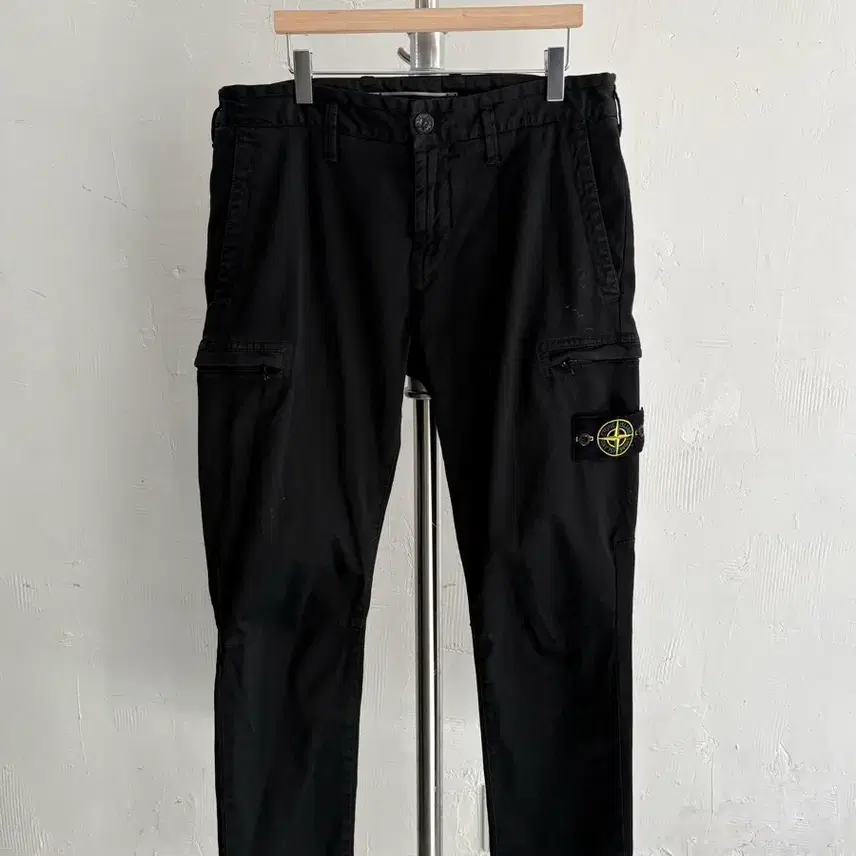 Stone Island ストーンアイランド ブラックワッペンカーゴパンツ