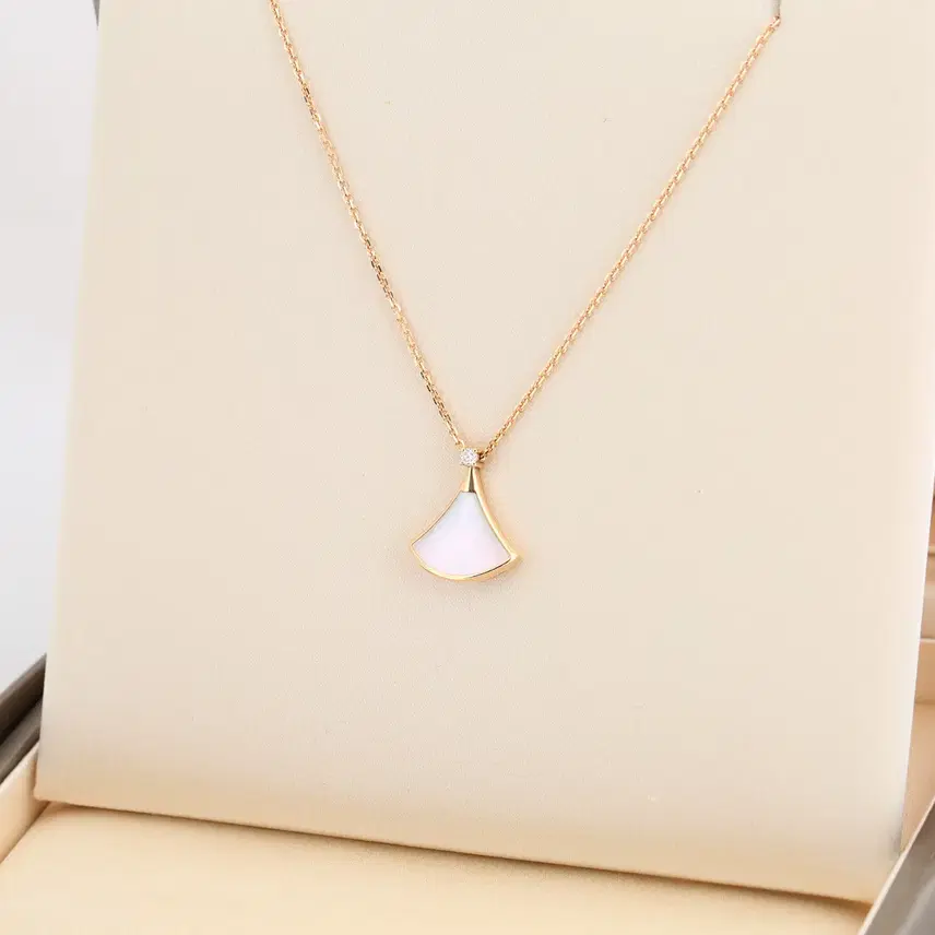 불가리 디바스 드림 네크리스. 18K 로즈 골드 소재에 마더오브펄과 다이아몬드 세팅 - REF NO.359986 사진 4
