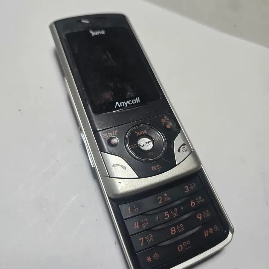 2005년 11월에 출시된 삼성전자 애니콜의 슬림 슬라이드폰(모델명: SCH-V840, SKT용)/16
