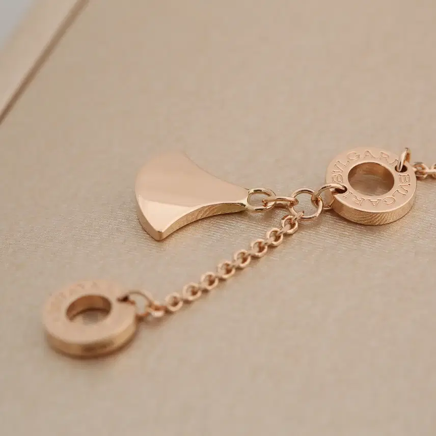 불가리 디바스 드림 네크리스 18K 로즈 골드, 마더오브펄 장식, 다이아몬드 한줄 파베(0.10ct) - REF NO. 358365 사진 3