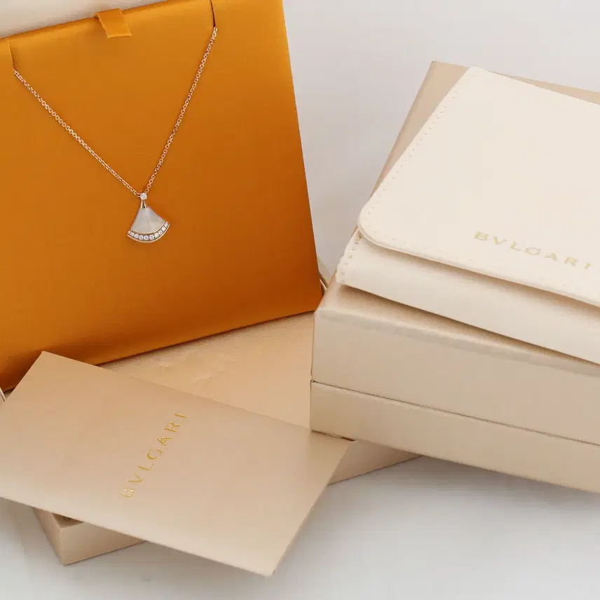 불가리 디바스 드림 네크리스 18K 로즈 골드, 마더오브펄 장식, 다이아몬드 한줄 파베(0.10ct) - REF NO. 358365 사진 4