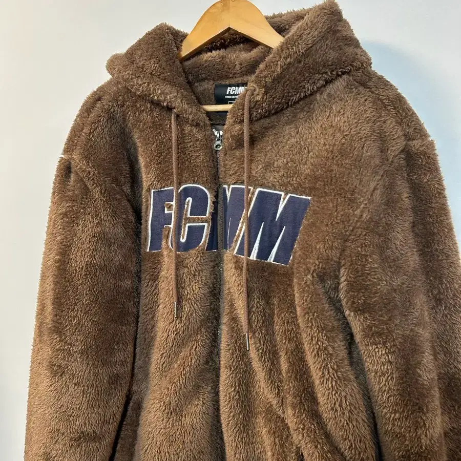 FCMM 빅로고 후리스 브라운 L