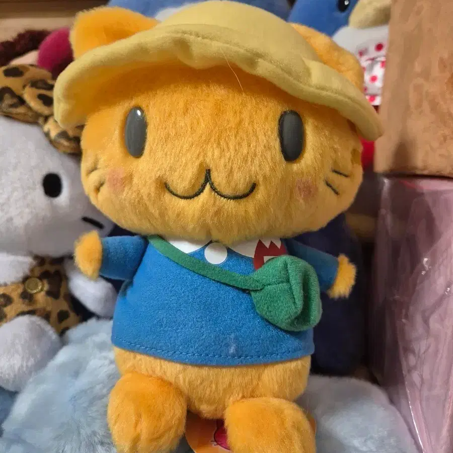 인형 멜빵옷 입은 노란색 고양이