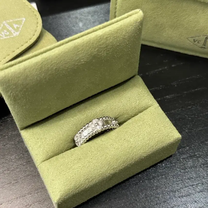 반클리프앤아펠 반클리프 뻬를리 스위트 클로버 링 18K 화이트골드 다이아 50호 사진 3