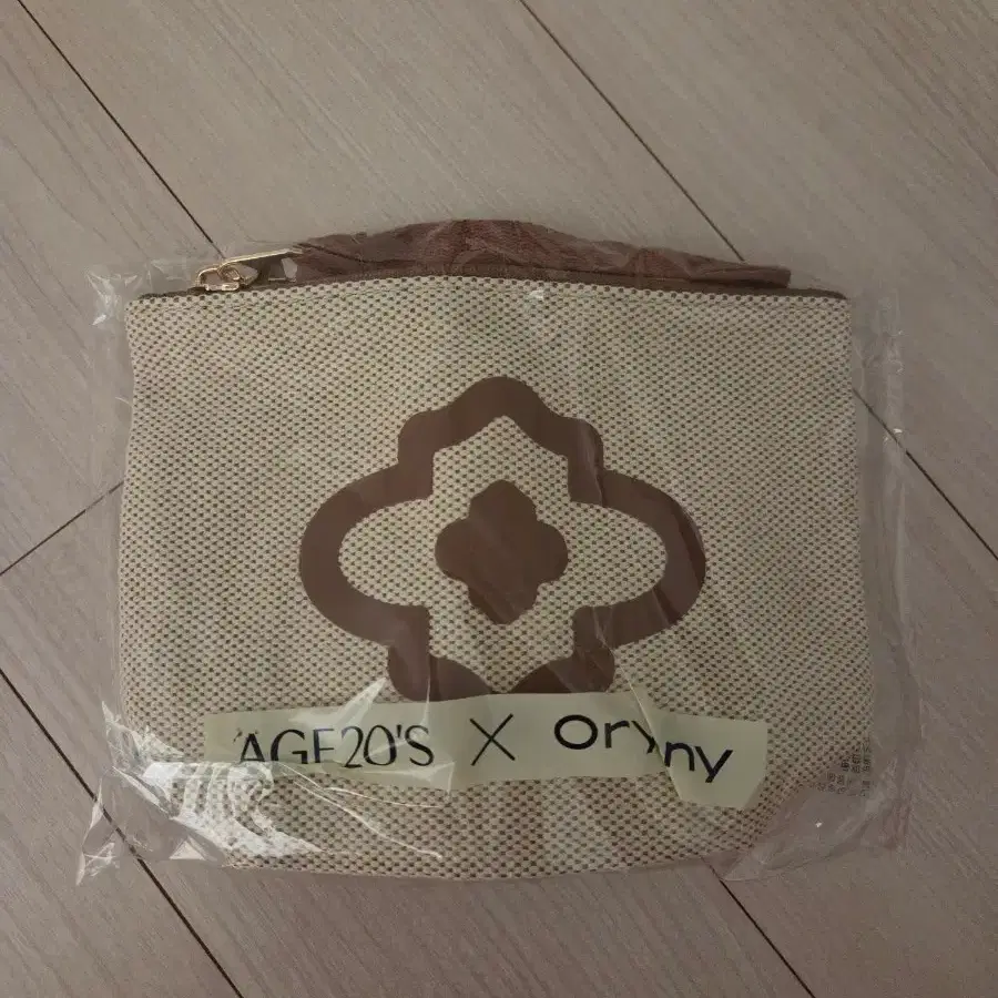 미개봉 새상품) 에이지투웨니스 오야니 콜라보 파우치
