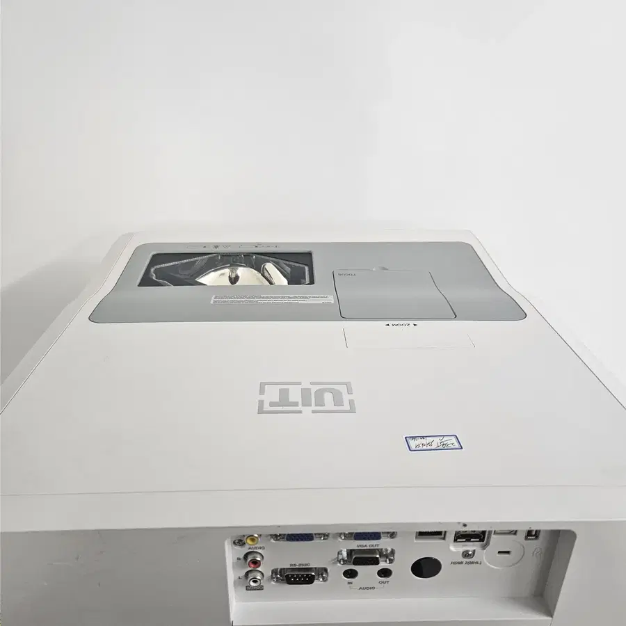 UIT UST420UL 4200안시 WUXGA 단초점 빔프로젝터
