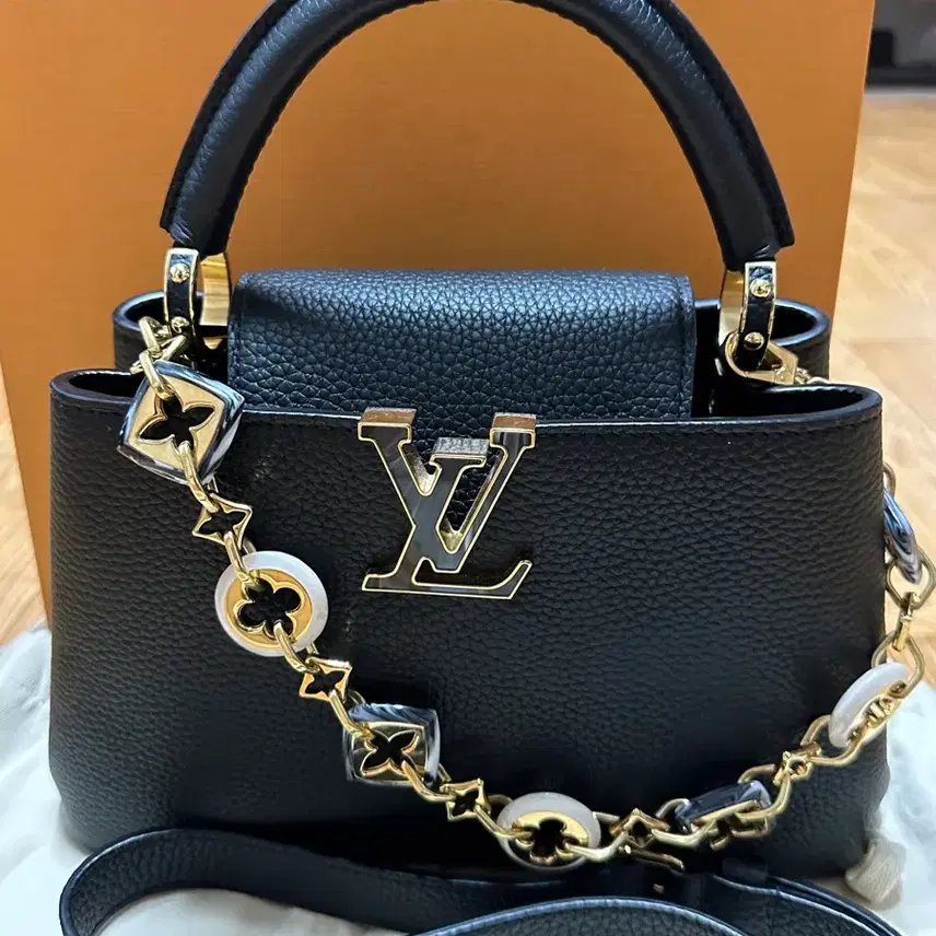 루이비통 lv 신형 capucines 블랙 해군 블루 에나멜 스냅 사진 1