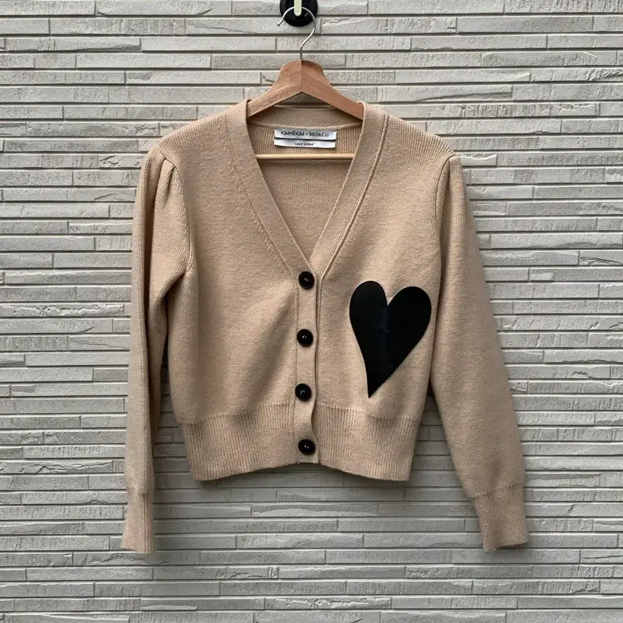 김해김 x 모앤코 블랙하트패치 가디건 (beige)