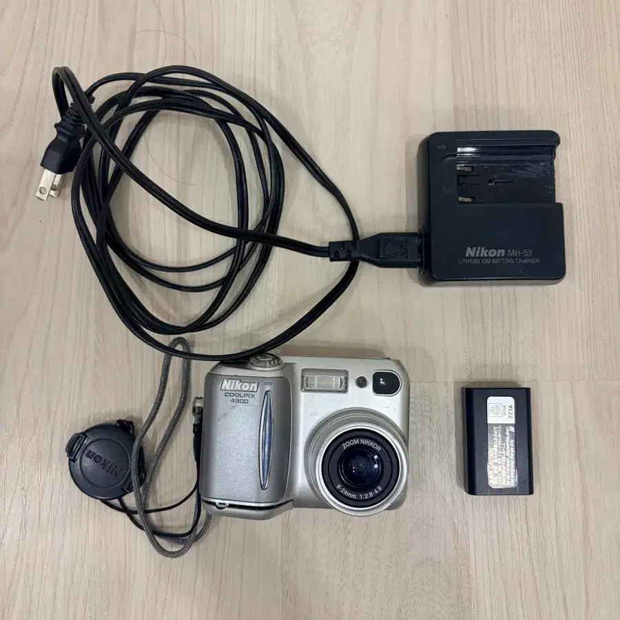 니콘 쿨픽스 4900 카메라 + 충전기 배터리