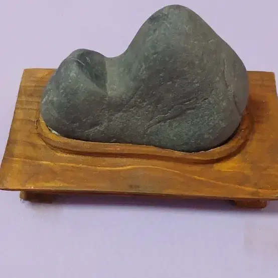 산 모양 수석돌 장식 원목 받침대
