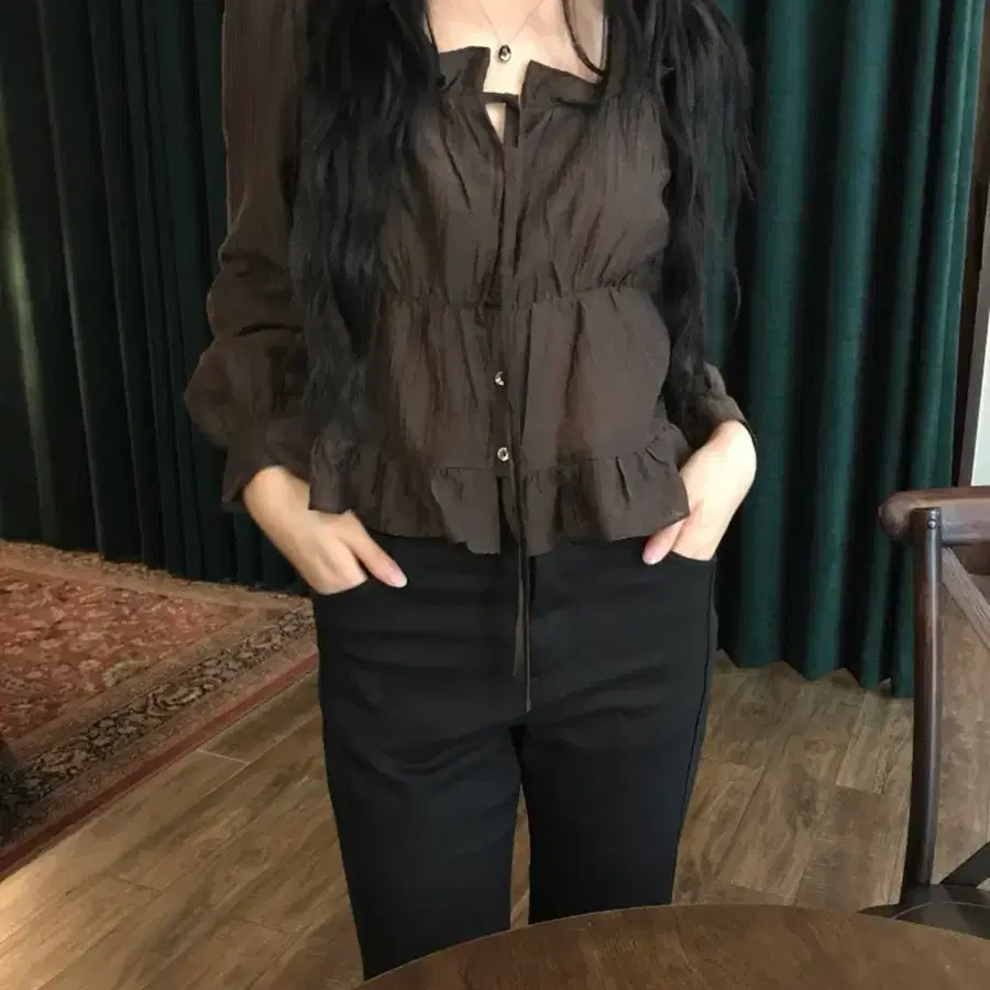 브라운 프릴 블라우스
