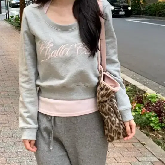 유솝 아뜰리에 맨투맨 그레이