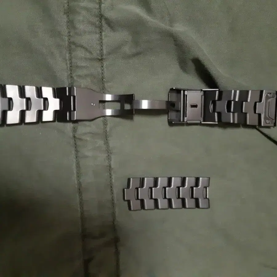 가민 퀵핏 26mm 티타늄 브레이슬릿 밴드 스트랩 팝니다.