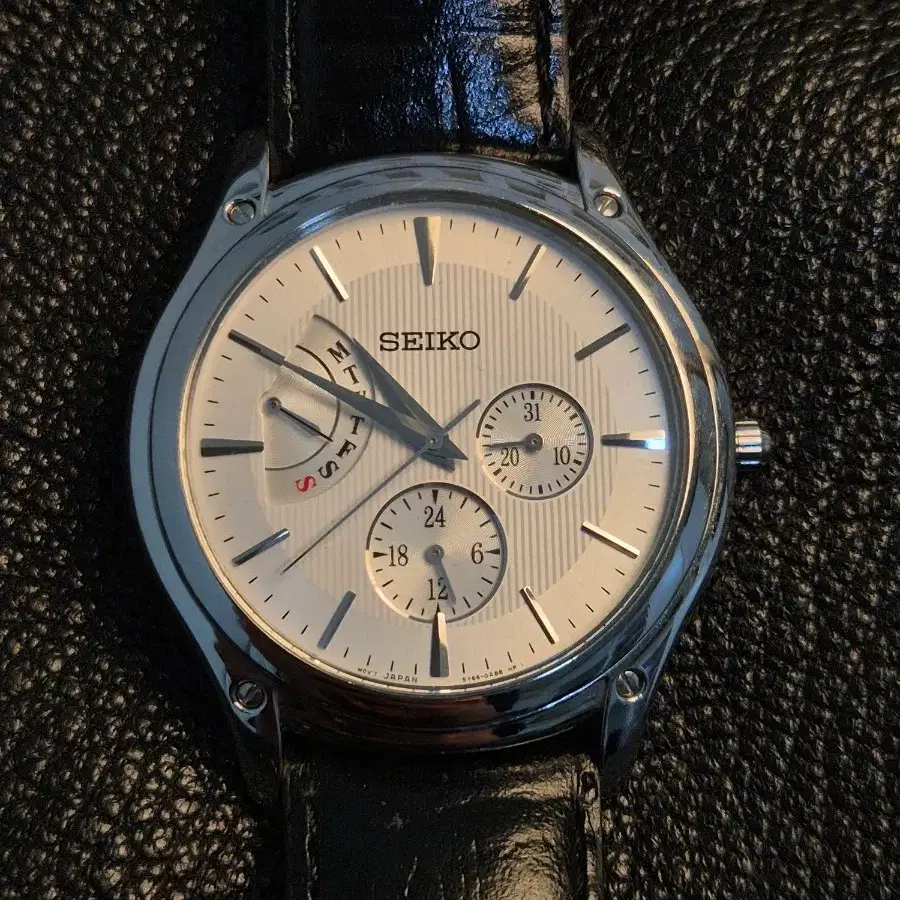 세이코(SEIKO) 레트로그레이드 멀티핸즈 드레스 워치