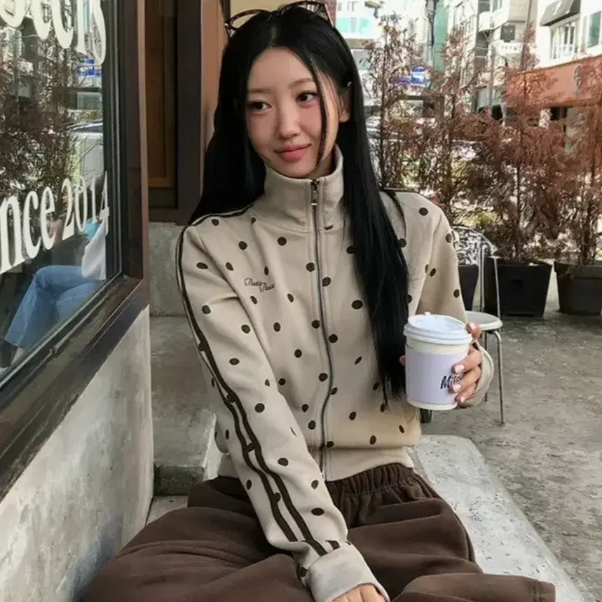 베이델리 키티 도트 트랙 투웨이 기모 집업 (베이지)