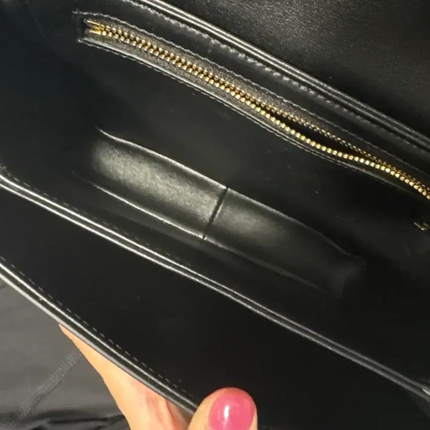 셀린느 샤이니 카프스킨 틴 트리옹프 백 블랙 사진 4