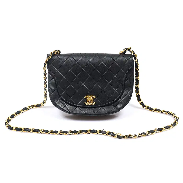 Chanel(샤넬) 블랙 램스킨 CC로고 금장 체인 하프 문 플랩 숄더백 (1번대) MUJ54595CH