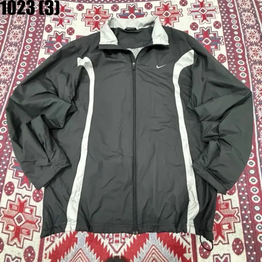 ナイキ 風防ブラックXL 1023