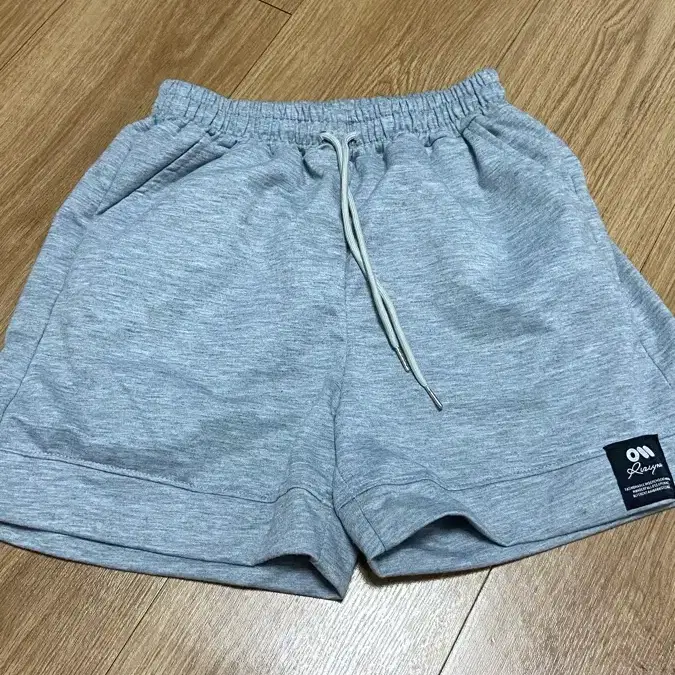 회색 면 반바지