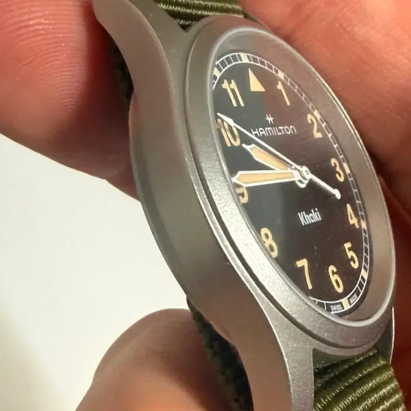 해밀턴 카키 필드 쿼츠 33mm 나토 스트랩 블랙