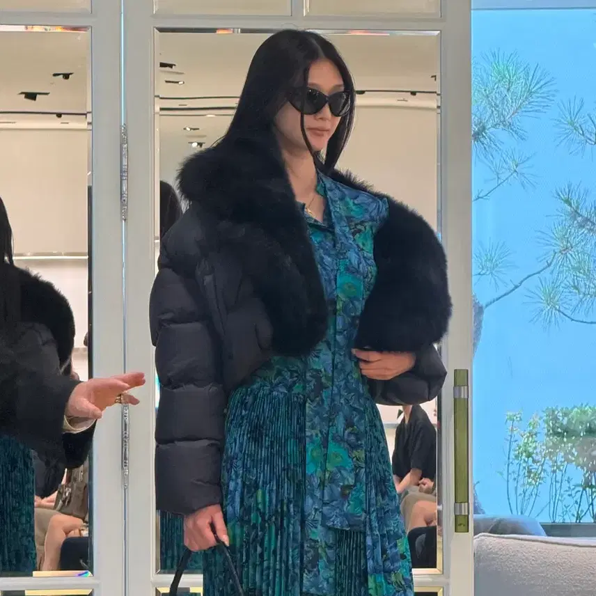 구찌 블랙 퍼 트리밍 패딩 코트 Gucci 2026 fW 사진 2