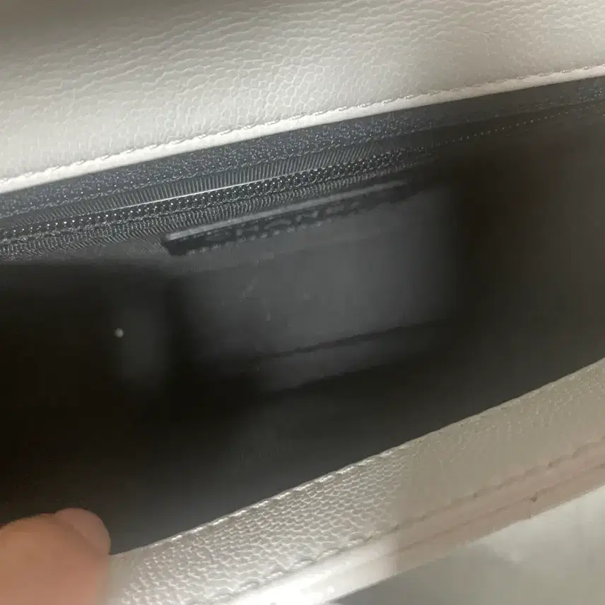 샤넬 화이트/블랙 숄더백 사진 4