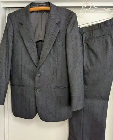 정장 상하의 진한 그레이